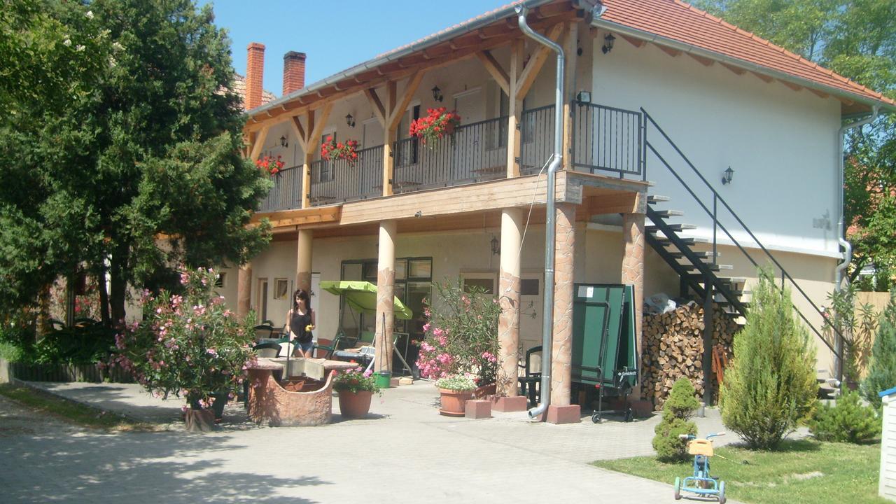 Harsfavirag Vendeghaz Bed & Breakfast Pápa Exterior photo